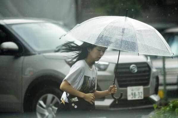 风暴慢慢向日本首都移动，沿途留下了泥石流和断桥