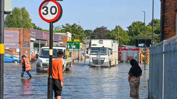 英国主要城市陷入混乱，数百户家庭断水，道路变成了“湖泊”