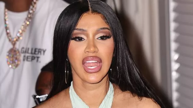 Cardi B愤怒地回击了她在怀孕期间“漂白皮肤”的说法